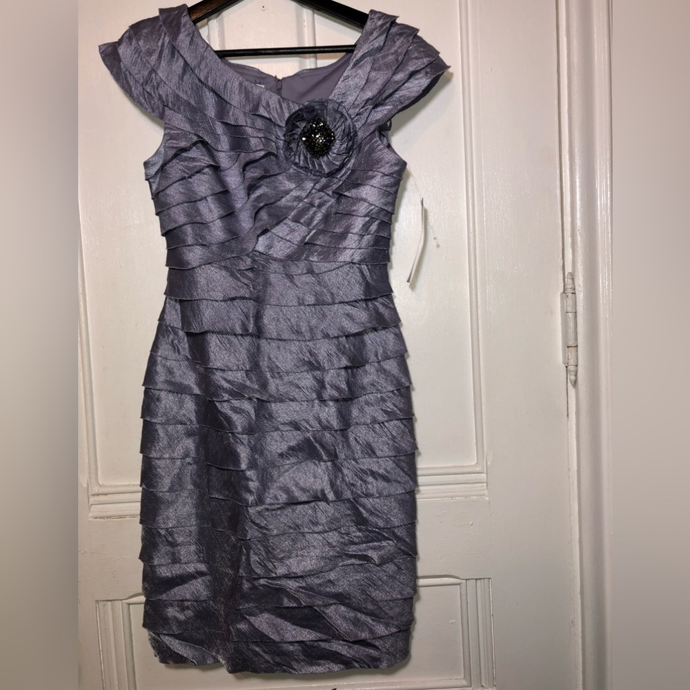 London Times Lilac Tiered Ruffle Sheath Cocktail Dresz